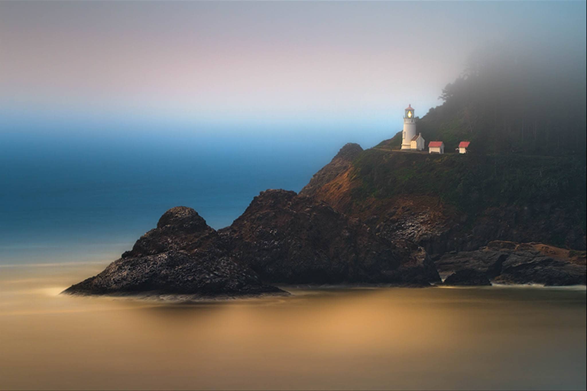 Hecetas Lighthouse in Oregon at sunset